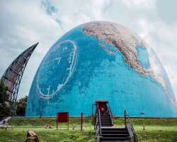 The visitors also get amazed by the other attractions as well like the musical fountain, amphitheater, Hall of Space, and Planet Earth.